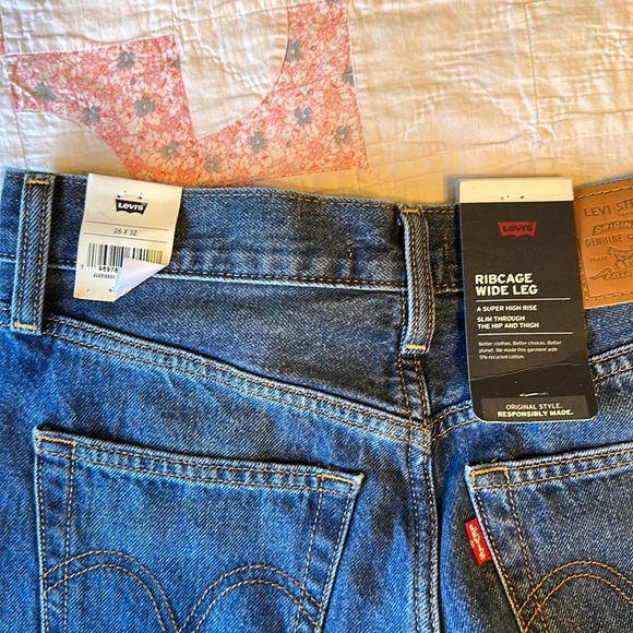 Ribcage Wide Leg Levi’s Cropped - Picture 3 of 11